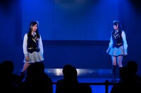 公演冒頭の寸劇より。写真左から柴田阿弥、木本花音。 (C)AKS