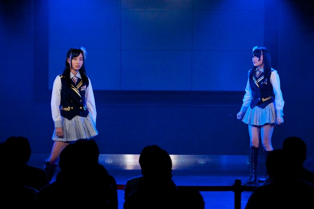 公演冒頭の寸劇より。写真左から柴田阿弥、木本花音。 (C)AKS