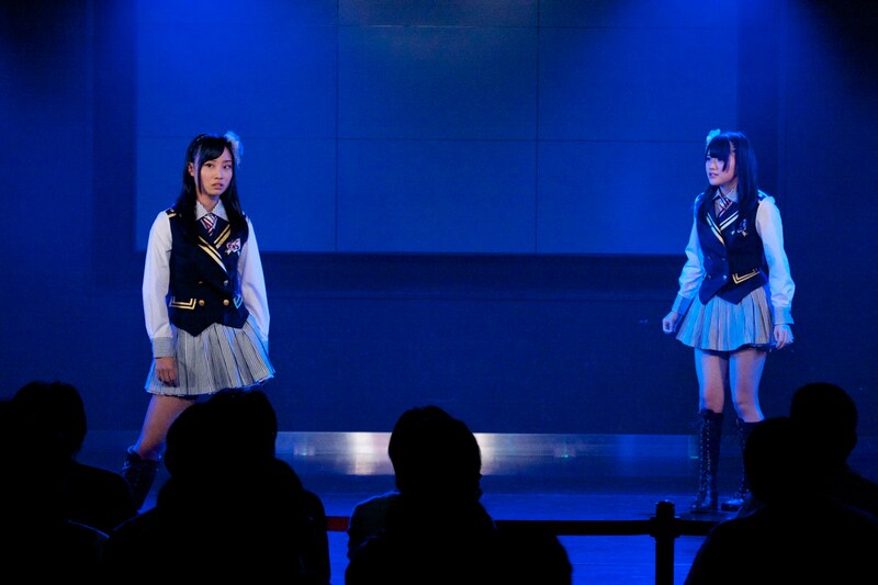 公演冒頭の寸劇より。写真左から柴田阿弥、木本花音。 (C)AKS