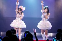 「わがままな流れ星」を歌う木本花音、柴田阿弥（写真左から）。 (C)AKS