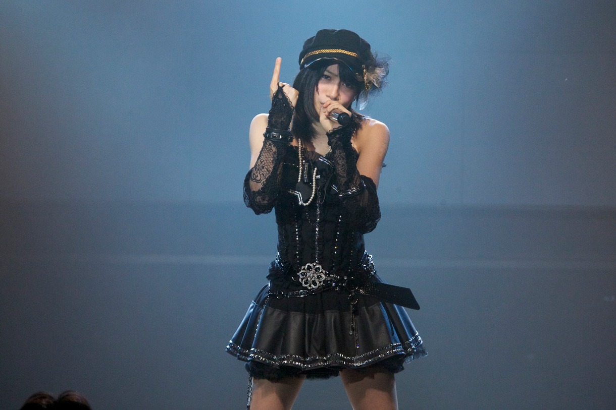 「虫のバラード」を歌う山下ゆかり。 (C)AKS