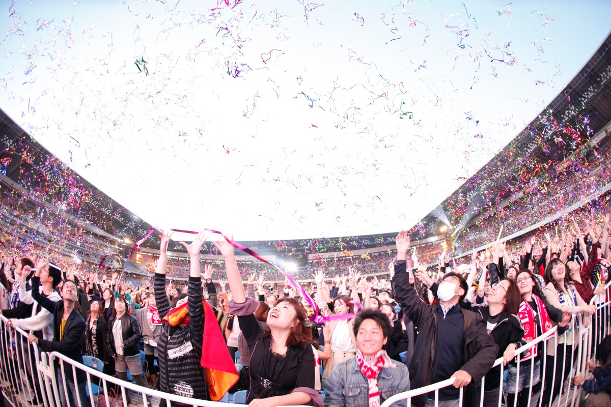 今週の人気の画像3位は「L'Arc-en-Ciel凱旋公演開幕！横浜2DAYSに15万人集結」より、12日公演の模様。