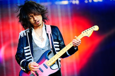 12日公演でのken（G）。