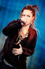12日公演でのhyde（Vo）。