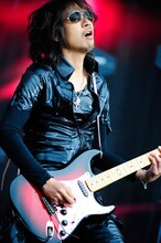 13日公演でのken（G）。