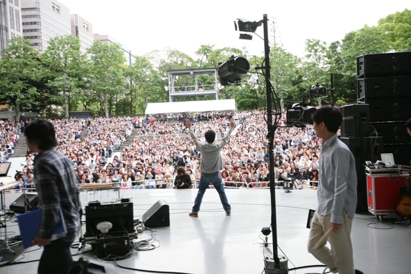 「おっす！」と元気よく観客の前に姿を現した星野源。