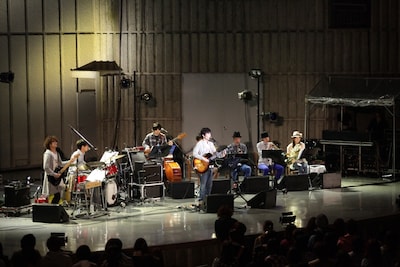 ライブ後半では、ホーン隊を交えた華やかなステージでオーディエンスを楽しませた。