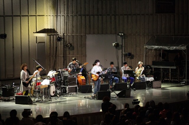 ライブ後半では、ホーン隊を交えた華やかなステージでオーディエンスを楽しませた。