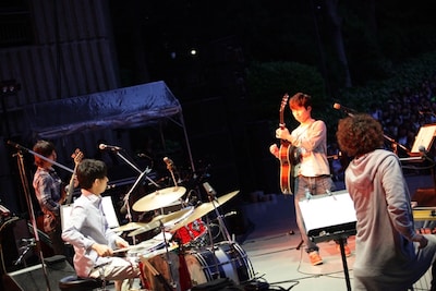 ライブではおなじみのメンバー、伊賀航、伊藤大地、高田漣とともにセッションに興じる星野源。