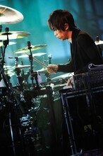 13日公演でのyukihiro（Dr）。