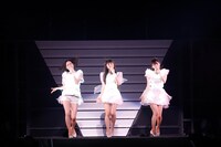 アンコールでのPerfume。「Spring of Life」の曲中では衣装に仕込まれた大量のLEDが発光する。