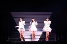アンコールでのPerfume。「Spring of Life」の曲中では衣装に仕込まれた大量のLEDが発光する。