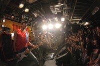 この日は全8曲を披露。オーディエンスを熱狂的な盛り上がりに導いた。