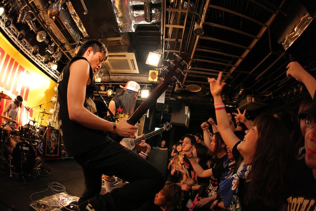 写真は5月14日のインストアライブの模様。