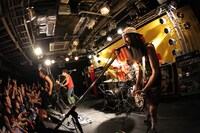 写真は5月14日のインストアライブの模様。