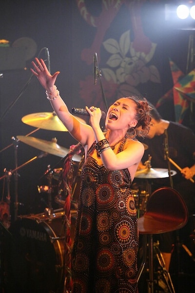 「Metis 母の日Special LIVE～MOTHER'S LOVE～」で熱唱するMetis。