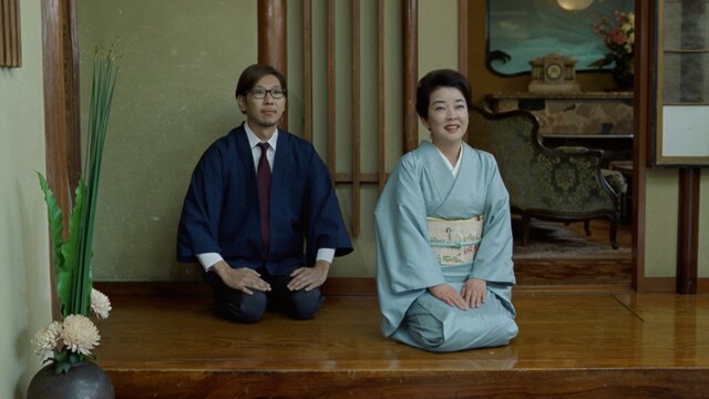 旅館の番頭役を演じる松田晋二（写真左）と、女将を演じる岸本加世子（写真右）。