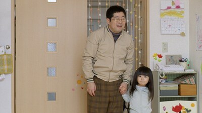 “具里子”の夫役を演じる山口隆（写真左）。