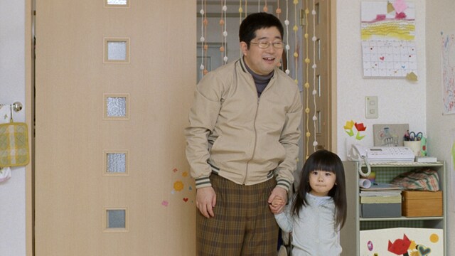 “具里子”の夫役を演じる山口隆（写真左）。