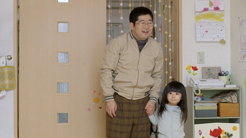 “具里子”の夫役を演じる山口隆（写真左）。