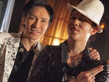 2012年5月18日に放送された「僕らの音楽」収録時の郷ひろみ、雅-MIYAVI-（写真左より）。