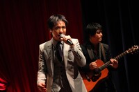 2012年度フジテレビ入社式懇親会で「2億4千万の瞳」を披露する郷ひろみと押尾コータロー。