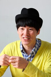 「半ズボンは戦闘服」カジヒデキに旧友A.K.I.がインタビュー