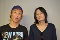 写真左から難波章浩、チバユウスケ。