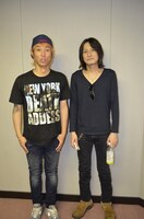 写真左から難波章浩、チバユウスケ。