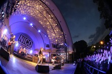 野外ならではの開放的な空気の中で、1時間にわたってパフォーマンスを披露したNICO Touches the Walls。