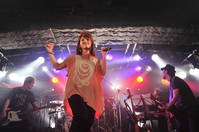 ライブの模様は柴田のオフィシャルブログにも綴られているので、併せてチェックしておこう。