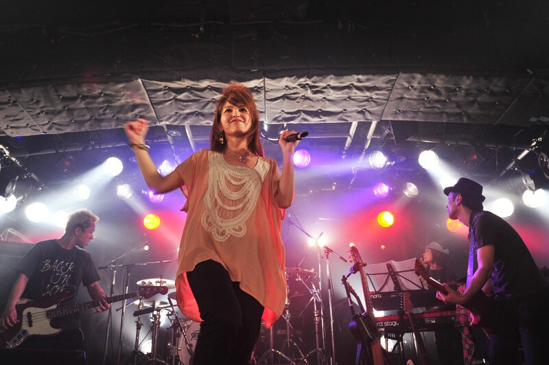 ライブの模様は柴田のオフィシャルブログにも綴られているので、併せてチェックしておこう。