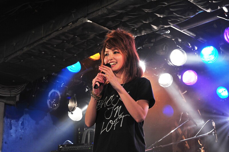 柴田が着ているオフィシャルグッズ「BACK IN LOFT」Tシャツは柴田本人のデザイン。