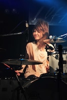 「いかにも音楽できなさそうな人がひとりで楽器屋に行くのはなー」と通販で購入した“千歳飴”のようなドラムスティック。柴田は「これをどんどん傷付けたいんですよ」とドラマーとしての意欲を語った。