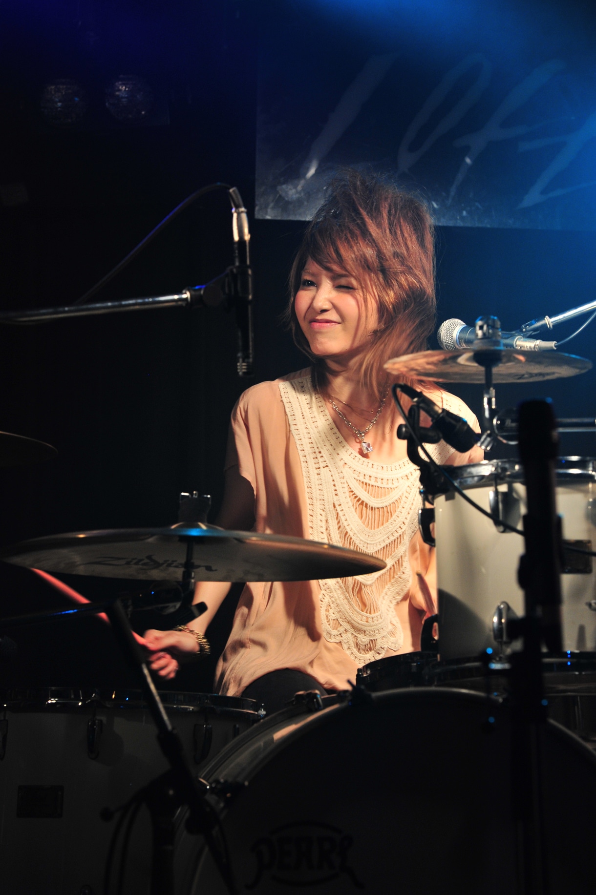 「いかにも音楽できなさそうな人がひとりで楽器屋に行くのはなー」と通販で購入した“千歳飴”のようなドラムスティック。柴田は「これをどんどん傷付けたいんですよ」とドラマーとしての意欲を語った。