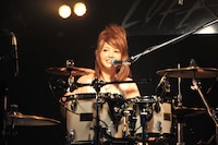 柴田あゆみ（Dr, Vo）