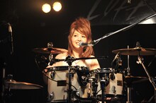 柴田あゆみ（Dr, Vo）