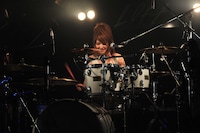 柴田あゆみのドラムプレイ。