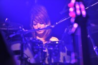 ドラムを叩きながら「想い出の行方」を歌う柴田あゆみ。