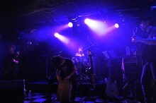 ドラムを叩きながら「想い出の行方」を歌う柴田あゆみ。