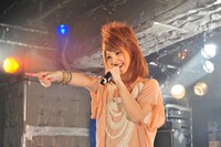 観客との一体感を楽しむ柴田。「Love Me More」では関係者にもコール＆レスポンスを要求した。