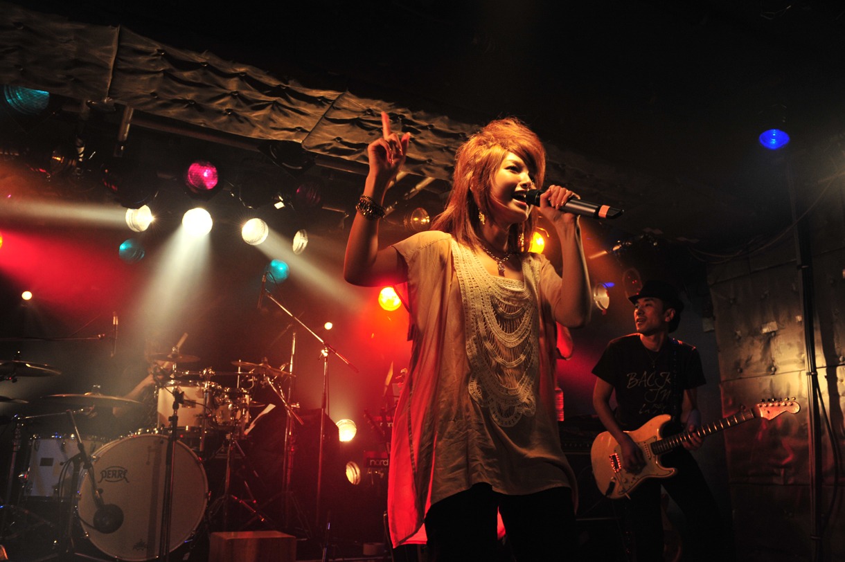 ロックバンドさながらのステージを展開した柴田あゆみ＆柴田BAND。