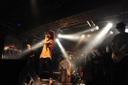 由緒ある市松模様のステージに立つ柴田あゆみ＆柴田BAND。