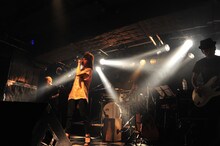 由緒ある市松模様のステージに立つ柴田あゆみ＆柴田BAND。