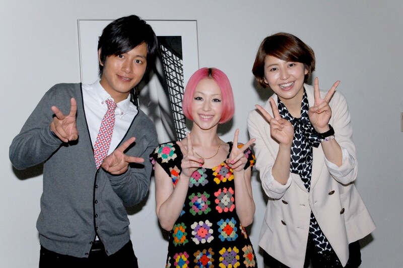 ドラマ「都市伝説の女」出演者の長澤まさみと溝端淳平に挟まれる木村カエラ（写真中央）。