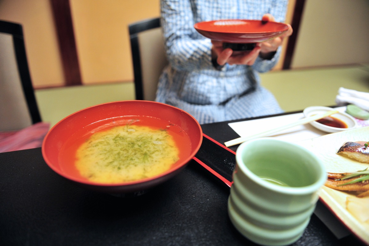 味噌汁の大きさに驚く宇宙人のしのさきあさこ。