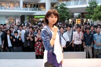 観客をバックにポーズを決める家入レオ。