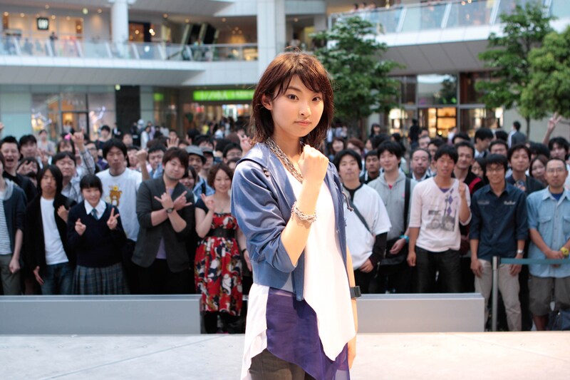 観客をバックにポーズを決める家入レオ。