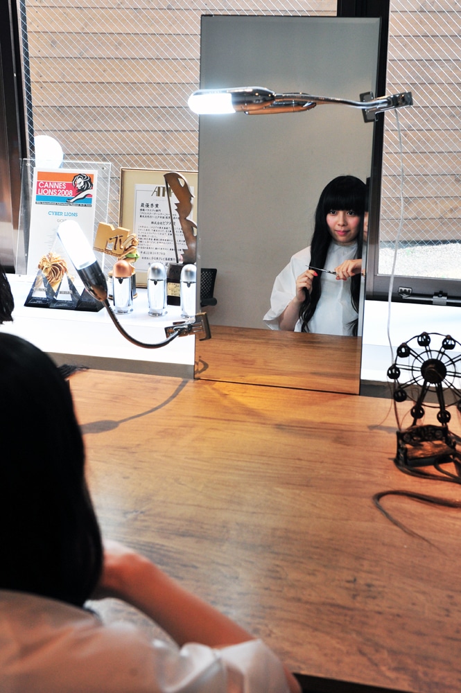 写真は新曲「髪を切る8の理由。」ビデオクリップ撮影中の様子。
