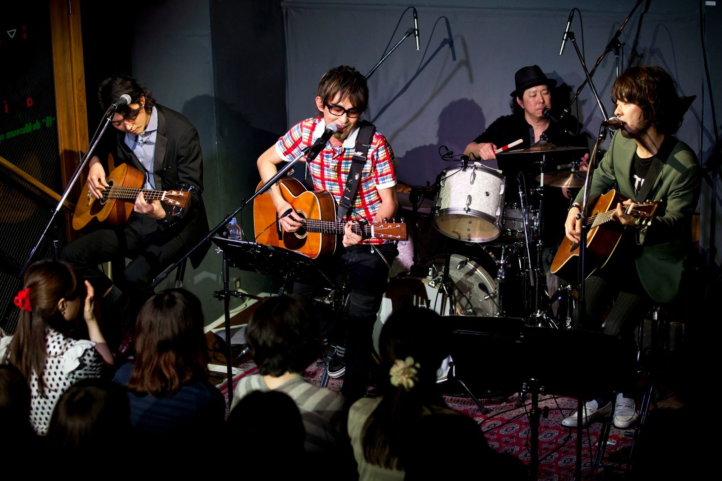 2000年8月に行われたライブイベント「DINOSAUR ROCK'N ROLL」以来、12年ぶりに共演したTRICERATOPSとスガシカオ（Photo by 山本倫子）。